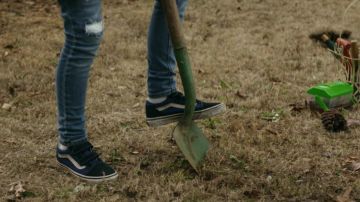 Zapatillas Vans Old Skool Navy usadas por el joven Muri Forester (Ryan Kiera Armstrong) como se ve en la película The Tomorrow War