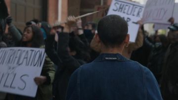 Balenciaga Upside Down veste en jean porté par Julien Calloway (Jordan Alexander) comme on le voit dans Gossip Girl série TV (S01E06)