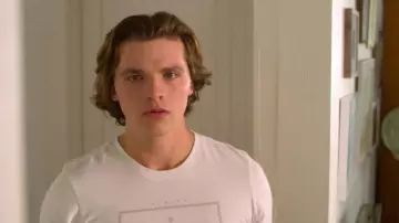 Hurley White tee porté par Lee Flynn (Joel Courtney) comme on le voit dans The Kissing Booth 3