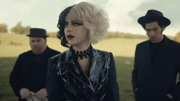 Black necklace worn by Estella / Cruella (Emma Stone) in Cruella movie