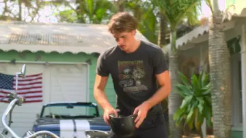 Harley-Davidson &#39;Legends Live Where Legends Roam&#39; Tee porté par Noah Flynn (Jacob Elordi) comme on le voit dans The Kissing Booth 3