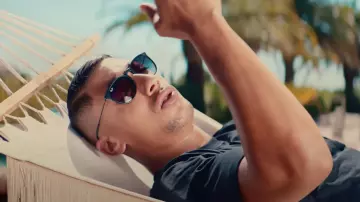 Les lunettes de soleil Ray-Ban de Maes dans le clip Maison D'arrêt de Hornet La Frappe