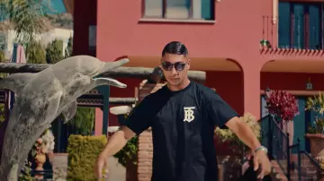 Le t-shirt BT Burberry porté par Maes dans le clip Maison D'arrêt de Hornet La Frappe