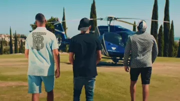 Le t-shirt bleu ciel BT Burberry porté par Maes dans le clip Maison D'arrêt de Hornet La Frappe