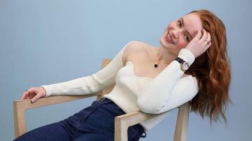 The white sweater Khaite worn by Sadie Sink in the campaign Happy Diamonds for Chopard