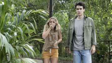 Madewell T-shirt and Billabong yellow shorts worn by Madison Iseman as seen in I Know What You Did Last Summer TV series (Season 1)