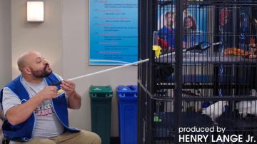 Hall Of Fame Grille T-Shirt porté par Garrett (Colton Dunn) dans Superstore séries TV (S04E13)