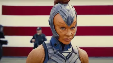 Disfraz de chaleco en púrpura usado por Mongal (Mayling Ng) en la película The Suicide Squad