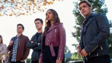 Chaqueta de cuero Burgendy usada por Jessica Davis (Alisha Boe) en la serie de televisión 13 Reasons Why (Temporada 4 Episodio 8)
