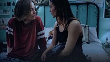 Le t-shirt bordeaux à manches longues de Casey Gardner (Brigette Lundy-Paine) dans la série Atypical