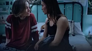 Le t-shirt bordeaux à manches longues de Casey Gardner (Brigette Lundy-Paine) dans la série Atypical