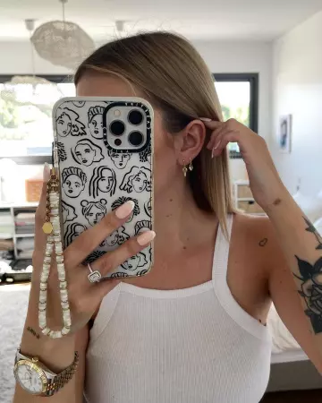La coque à visages du téléphone de Romy sur son compte Instagram @romy