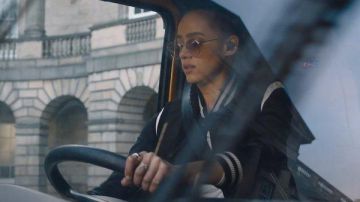 Le bomber noir porté par Ramsey (Nathalie Emmanuel) dans le film Fast and Furious 9