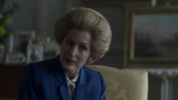 Pendientes de perlas doradas usados por Margaret Thatcher (Gillian Anderson) como se ve en la serie de televisión The Crown (S04E01)