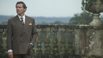 Corbata a rayas usada por el príncipe Carlos (Dominic West) como se ve en la temporada 5 de The Crown