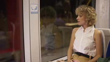 The sleeveless shirt ivory of Nerea (Teresa Riott) in the series Valeria (Season 1 Episode 3)