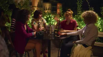 La veste fuschia à manches longues avec étoiles de Lola (Silma López) dans la série Valeria (Saison 1 Episode 1)