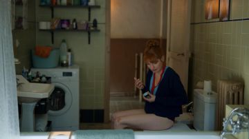 Le pull col en V de Valeria (Diana Gómez) dans Valeria (Saison 2 Episode 3)