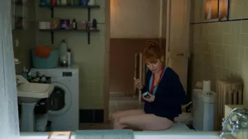 Le pull col en V de Valeria (Diana Gómez) dans Valeria (Saison 2 Episode 3)