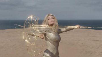 Costume cosplay porté par Thena (Angelina Jolie) comme on le voit dans le film Eternals