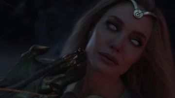 La bague diadème portée par Thena (Angelina Jolie) comme on le voit dans le film Eternals