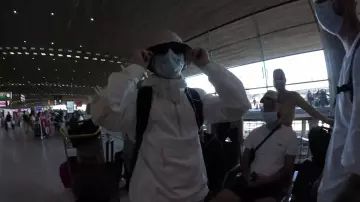 Le coupe vent Nike blanc porté par Michou dans la vidéo YouTube Inoxtag nous ramène à la Villa du Mexique en Bateau ! #1