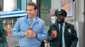 Chaqueta de cremallera azul claro usada por Guy (Ryan Reynolds) en la película Free Guy