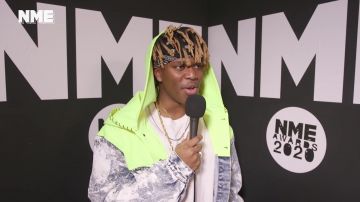 Sweat à capuche fluo porté par KSI vu dans KSI à la découverte de Yungblud : &quot;J&#39;étais genre, ce mec est malade !&quot; Vidéo des NME Awards 2020