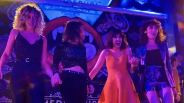 Le top à paillettes porté par Valeria (Diana Gómez) dans la série Valeria (Saison 2 Episode 3)