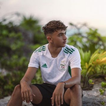 Le maillot de football Adidas de l'Algérie porté par Inoxtag sur son compte Instagram @inoxtagytb 