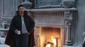 Sudadera con capucha de la Universidad de Columbia usada por el Doctor Strange (Benedict Cumberbatch) en la película Spider-Man: No Way Home