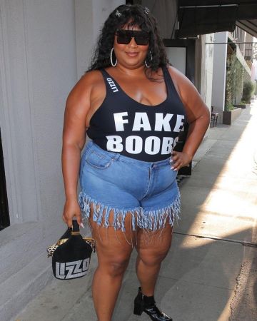 Fake Boobs Graphic Tank of Lizzo & a Mystery Man Grab Dinner Together at Craig's!
