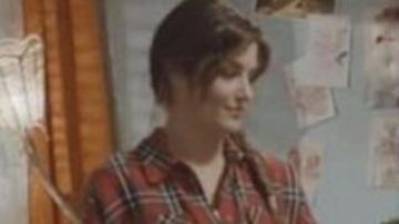 La camisa roja a cuadros de Eda Yildiz (Hande Erçel) en la serie Sen Çal Kapimi (S01E15)