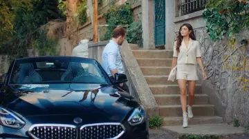 Los pantalones cortos usados por Eda Yildiz (Hande Erçel) en la serie Sen Çal Kapimi (S01E10)
