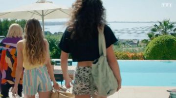 The striped shorts pastel worn by Sofia D. (Emma Hallyday) in Tomorrow belongs to us (Episode 985)