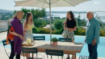 The plain black crop top worn by Manon D. (Louvia Bachelier) in Tomorrow belongs to us (Episode 985)