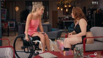 The nightie dress pink satin effect worn by Solène G. (Artemisia Toussaint) in Tomorrow belongs to us (Episode 977)