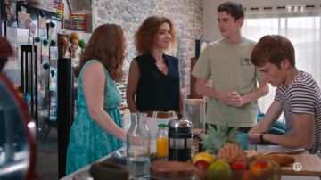 The beige t-shirt with slogan print worn by Ben G. (Antoine Cohaut) in Tomorrow belongs to us (Episode 977)
