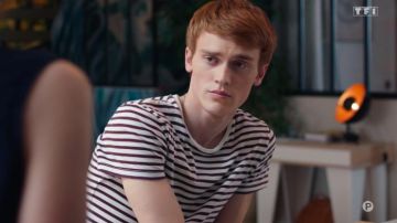 The striped t-shirt bordeaux worn by Gaspard G. (Mogamed Bechiev) in Tomorrow belongs to us (Episode 977)