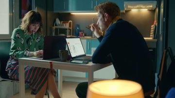 La chemise verte imprimée Minueto portée par Carmen (Paula Malia) dans la série Valeria (S02E02)