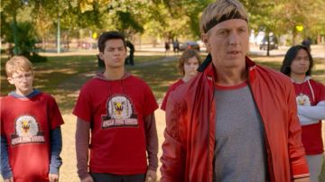La veste en cuir rouge de Johnny Lawrence (William Zabka) dans la série Cobra Kai (Saison 3 Episode 7)