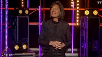 The black shirt transparent Alessandra Sublet in Duos mysteries