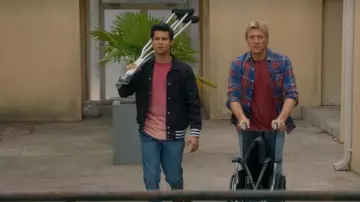 Le blouson noir de Miguel Diaz (Xolo Maridueña) dans Cobra Kai (S03E07)