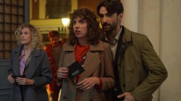 Le trench coat porté par Lola (Silma López) dans la série Valeria