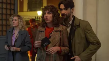 Le trench coat porté par Lola (Silma López) dans la série Valeria