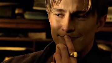 Anillo de oro usado por Rafe Cameron (Drew Starkey) como se ve en la serie de televisión Outer Banks (Temporada 2 Episodio 10)