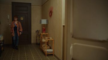 The pink trench coat worn by Valeria (Diana Gómez) in the series Valeria (Season 2 Episode 3)