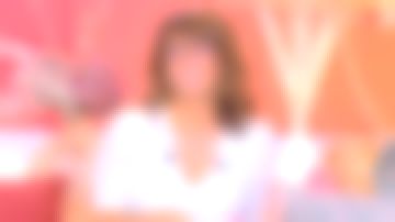 The creole earrings of Faustine Bollaert in the show It starts today