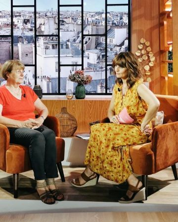 Les sandales compensées de Faustine Bollaert sur son compte Instagram @cacommenceauj