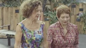 The dress flowers tones purple / blue of (Sylvie Flepp) in a More beautiful life (S17E127)